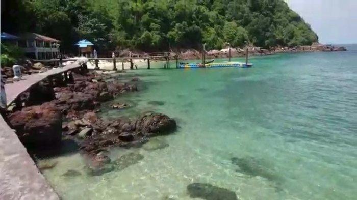 Pantai Salah Namo, 1. Pantai Olo, 2. Ekowisata Mangrove Sicanang , 3. Pantai Romantis, 4. Pantai Bali Lestari, 5. Pantai Sialang Buah, 6. Pantai Mutiara 88, 7. Romance Bay, 8. Pantai Gudang Garam, 9. Pantai Cermin, 10. Pantai Salah Namo, 11. Pantai Pink, 12. Pantai Sibolazi, 13. Pantai Pondok Permai, 14. Pantai Klang Serdang Begadai, 15. Taman Pantai Barat, 16. Pantai Tureloto