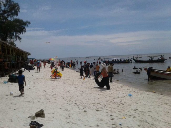 Pantai Sialang Buah, 1. Pantai Olo, 2. Ekowisata Mangrove Sicanang , 3. Pantai Romantis, 4. Pantai Bali Lestari, 5. Pantai Sialang Buah, 6. Pantai Mutiara 88, 7. Romance Bay, 8. Pantai Gudang Garam, 9. Pantai Cermin, 10. Pantai Salah Namo, 11. Pantai Pink, 12. Pantai Sibolazi, 13. Pantai Pondok Permai, 14. Pantai Klang Serdang Begadai, 15. Taman Pantai Barat, 16. Pantai Tureloto