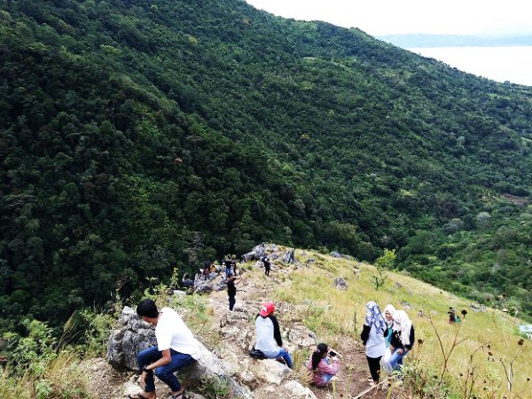Puncak Gagoan via CSNTravel, 1. Jam Gadang di Bukit Tinggi, 2. Istana Baso Pagaruyung, 3. Pantai Carocok Painan, 4. Lobang Jepang, 5. Pantai Padang ‘Nan Rancak Bana’ , 6. Pantai Gandoriah Pariaman, 7. Puncak Lawang Maninjau, 8. Lembah Anai , 9. Museum Adityawarman, 10. Pantai Muaro Padang & Jembatan Siti Nurbaya, 11. Pantai Kata Pariaman, 12. Benteng Fort de Kock, 13. Ngarai Sianok, 14. Pantai Cermin, 15. Wisata Pantai Caroline/Carolina, 16. Air Panas Bukik Kili, 17. Danau Maninjau, 18. Pemandian Lubuk Minturun, 19. Lembah Harau , 20. Puncak Anai (Pemandian dan Camping Ground), 21. Pesona Kepulauan Mentawai , 22. Janjang Seribu Great Wall of Koto Gadang, 23. Danau Singkarak, 24. Danau Diateh dan Danau Dibawah ( Danau Kembar ), 25. Pantai Aie Manih si Malin Kundang, 26. Pulau Cubadak, 27. Kawasan Wisata Mandeh, 28. Pulau Sikuai, 29. Tirta Alami, 30. Air Terjun Nyarai, 31. Pemandian Alam Sako Tapan, 32. Lubuak Bonta, 33. Lubuak Mato Kuciang, 34. Pemandian Alami Batang Tabik, 35. Lubuak Paraku, 36. Air Terjun Timbulun, 37. Muaro Binguang, 38. Ngalau Indah , 39. Jembatan Akar Pesisir Selatan, 40. Pulau Pasumpahan , 41. Pantai Nirwana, 42. Air Terjun Tigo Tingkek, 43. Air Terjun Sarasah Banyak Gariang, 44. Panorama Sitinjau Lauik, 45. Tapian Puti, 46. Lubuak Rantiang, 47. Sirukam Dairy Farm, 48. Puncak Gagoan, 49. Rumah Pohon Laing Park Solok, 50. Puncak Gobah, 51. Air Terjun Kapalo Banda Koto Hilalang, 52. Danau Talang – Solok, 53. Danau Dieteh dan Danau Dibawah, 54. Kebun Teh Alahan Panjang, Solok, 55. Jembatan Kelok Sembilan, 56. Air Terjun Lubuak Bulan, 57. Padang Mengatas, 58. Pulau Angso Duo Pariaman, 59. Pantai Tiram, 60. Puncak Langkisau