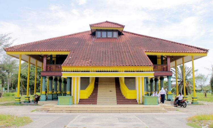 Replika Istana Indragiri via Danaurejarengat.wordpresscom - Tempat Wisata Di Indragiri Hulu, 1. Air Terjun Tualang, 2. Air Terjun Denalo, 3. Makam Raja Indragiri, 4. Replika Istana Indragiri, 5. Air Terjun Sultan Limbayang, 6. Air Terjun Tembulun, 7. Danau Raja, 8. Kawah Biru, 9. Danau Medayun, 10. Taman Nasional Bukit Tiga Puluh, 11. Puncak Bukit Selancang, 12. Air Terjun Tembulon Berasap, 13. Tugu 5 Januari, 14. Wisata Alam Pertamina Lirik