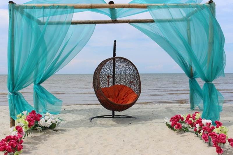 Romance Bay, 1. Pantai Olo, 2. Ekowisata Mangrove Sicanang , 3. Pantai Romantis, 4. Pantai Bali Lestari, 5. Pantai Sialang Buah, 6. Pantai Mutiara 88, 7. Romance Bay, 8. Pantai Gudang Garam, 9. Pantai Cermin, 10. Pantai Salah Namo, 11. Pantai Pink, 12. Pantai Sibolazi, 13. Pantai Pondok Permai, 14. Pantai Klang Serdang Begadai, 15. Taman Pantai Barat, 16. Pantai Tureloto
