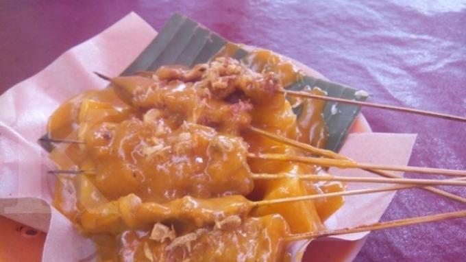 Sate Didong Khas Batusangkar via Tribunnews, 1. Cagar Budaya Batikam, 2. Wisata Istana Pagaruyung / Istana Basa, 3. Bukit Aua Sarumpun, 4. Benteng Van Der Capellen, 5. Air Terjun Lembah Anai, 6. Masjid Raya Rao – Rao, 7. Danau Singkarak, 8. Desa Pariangan, 9. Tabek Patah, 10. Rumah Gadang Kampai Nan Panjang, 11. Balairuang Sari, 12. Puncak Pato, 13. Prasasti Adityawarman, 14. Batu Angkek – Angkek, 15. Kincir Air Talawi, 16. Istano Rajo, 17. Pacu Jawi, 18. Batu Basurek, 19. Ngalau Pangian, 20. Tanjung Mutiara, 21. Sate Didong Khas Batusangkar