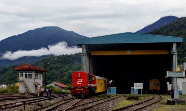 Stasiun Kereta Api Padang Panjang via Kemendikbud- tempat wisata di Padang Panjang, 1. Goa Batu Batirai, 2. Wisata Lubuk Kucing, 3. Air Terjun Tujuh Tingkat, 4. Minang Fantasi, 5. Desa Wisata Kubu Gadang, 6. Museum Kebudayaan Minangkabau, 7. Masjid Asasi Sigando, 8. Kampung Budaya Religi, 9. Stasiun Kereta Api Padang Panjang, 10. Air Terjun Lembah Anai, 11. Gunung Tandikat, 12. Pusat Dokumentasi dan Informasi Kebudayaan Minangkabau, 13. Islamic Center, 14. Rumah Makan Pak Datuk, 15. Sate Mak Syukur, 16. Minang Kayo