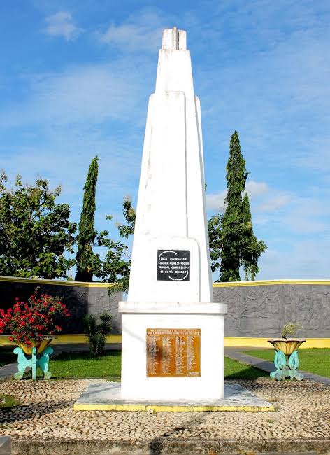 Tugu 5 Januari, 1. Air Terjun Tualang, 2. Air Terjun Denalo, 3. Makam Raja Indragiri, 4. Replika Istana Indragiri, 5. Air Terjun Sultan Limbayang, 6. Air Terjun Tembulun, 7. Danau Raja, 8. Kawah Biru, 9. Danau Medayun, 10. Taman Nasional Bukit Tiga Puluh, 11. Puncak Bukit Selancang, 12. Air Terjun Tembulon Berasap, 13. Tugu 5 Januari, 14. Wisata Alam Pertamina Lirik