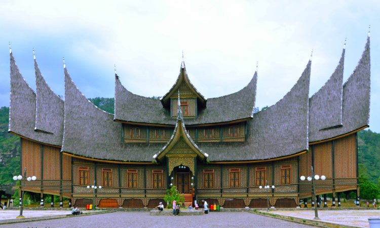 Wisata Istana Pagaruyung / Istana Basa, 1. Cagar Budaya Batikam, 2. Wisata Istana Pagaruyung / Istana Basa, 3. Bukit Aua Sarumpun, 4. Benteng Van Der Capellen, 5. Air Terjun Lembah Anai, 6. Masjid Raya Rao – Rao, 7. Danau Singkarak, 8. Desa Pariangan, 9. Tabek Patah, 10. Rumah Gadang Kampai Nan Panjang, 11. Balairuang Sari, 12. Puncak Pato, 13. Prasasti Adityawarman, 14. Batu Angkek – Angkek, 15. Kincir Air Talawi, 16. Istano Rajo, 17. Pacu Jawi, 18. Batu Basurek, 19. Ngalau Pangian, 20. Tanjung Mutiara, 21. Sate Didong Khas Batusangkar