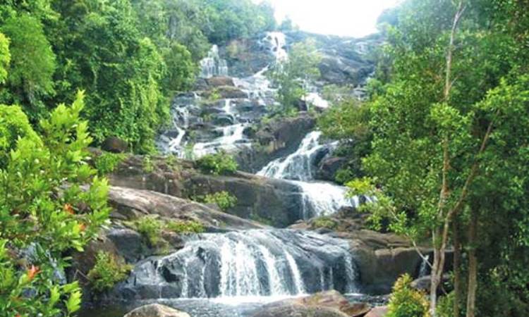 Air Terjun Batang Koban via Gpswisataindonesia.wordpresscom, 1. Danau Rawang Udang, 2. Danau Masjid Koto Kari, 3. Air Panas Sungai Pinang, 4. Hutan Kota Pulau Bungin, 5. Air Terjun Guruh Gemurai, 6. Air Terjun Batang Koban, 7. Air Terjun Anak Sungai Kandi, 8. Air Terjun Patisoni, 9. Desa Wisata Koto Sentajo, 10. Suaka Margasatwa Bukit Rimbang Baling, 11. Taman Kota Teluk Kuantan, 12. Danau Kebun Kopi, 13. Taman Wisata Sei Doranan, 14. Bendungan Pangean