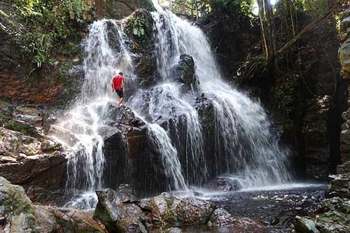 Air Terjun Guruh Gemurai via IG @jambigemilang, 1. Danau Rawang Udang, 2. Danau Masjid Koto Kari, 3. Air Panas Sungai Pinang, 4. Hutan Kota Pulau Bungin, 5. Air Terjun Guruh Gemurai, 6. Air Terjun Batang Koban, 7. Air Terjun Anak Sungai Kandi, 8. Air Terjun Patisoni, 9. Desa Wisata Koto Sentajo, 10. Suaka Margasatwa Bukit Rimbang Baling, 11. Taman Kota Teluk Kuantan, 12. Danau Kebun Kopi, 13. Taman Wisata Sei Doranan, 14. Bendungan Pangean