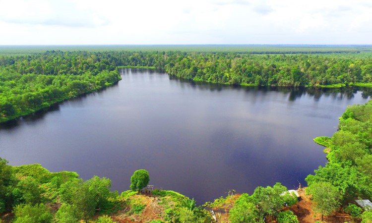 Danau Alam Zamrud via Menyapariau, 1. Istana Siak Sri Indrapura, 2. Kapal Kato Kesultanan Siak, 3. Balai Kerapatan Adat Siak, 4. Komplek Makam Raja Siak, 5. Wisata Tangsi Belanda, 6. Air Mancur Zapin Menari, 7. Klenteng Hock Siu Kiong di Kampung Pecinan, 8. Kolam Hijau dan Makam Raja Kecik, 9. Taman Kota Siak Indrapura, 10. Jembatan Tengku Agung Syaifah Latifah, 11. Danau Alam Zamrud, 12. Turap Siak, 13. Masjid Raya Syahabudin, 14. Jembatan Teluk Masjid, 15. Jembatan Kupu – Kupu, 16. Alun – Alun Maharatu Center, 17. Tepian Bandar Sungai Jantan, 18. Queen Star Waterpark Siak, 19. Ekowisata Mangrove Mengkapan, 20. Masjid Sultan Syarif Hasyim, 21. Danau Lembah Sari