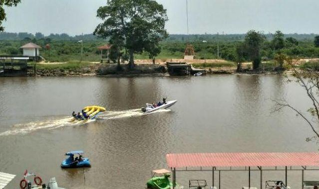 Danau Kajuit, 1. Istana Sayap Pelalawan, 2. Danau Wisata Betung, 3. Danau Tajwid (Kajuit), 4. Ombak Bono, 5. Suaka Margasatwa Kerumutan, 6. Taman Publik Kreatif, 7. Taman Nasional Tesso Nilo, 8. Tugu Equator Pelalawan, 9. Makam Sultan Mahmud Syah 1, 10. Masjid Agung Pelalawan, 11. Tanjung Putus, 12. Masjid Agung Ulul Azmi, 13. Pantai Ogis, 14. Grand Waterpark Pangkalan Kerinci, 15. Pantai Kute Kerinci, 16. Air Panas Pangkalan Lesung