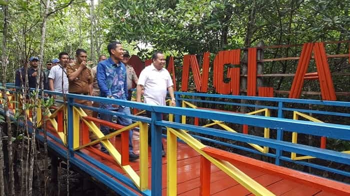 Ekowisata Mangrove Desa Banglas via @harianfikiransumut, 1. Danau Pulau Padang, 2. Tasik Air Putih, 3. Tasik Nambus, 4. Tasik Putri Pepuyu, 5. Pantai Ceria, 6. Pantai Dorak, 7. Pantai Motong, 8. Pulau Dedap Durhaka, 9. Kelenteng Hoo Ann Kiong, 10. Festival Sungai Bokor, Pulau Rangsang, 11. Pantai Beting Beras, 12. Wisata Hutan Mangrove Di Pantai Impian, 13. Ekowisata Mangrove Desa Banglas, 14. Desa Tanah Merah Pulau Rangsang, 15. Kolam Telaga Bening Selat Panjang