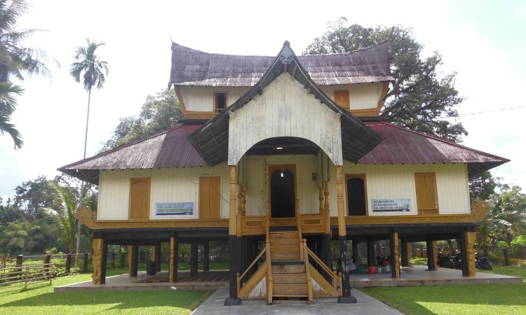 Istana Rokan - Tempat Wisata Di Rokan Hulu, 1. Objek Wisata Sawah Koto, 2. Destinasi Wisata Air Bendungan Sei Kepayang, 3. Istana Rokan, 4. Wisata Aek Martua, 5. Pemandian Air Panas Pawan, 6. Sungai Bungo, 7. Pemandian Hapanasan, 8. Sungai Rokan Kiri, 9. Cipogas, 10. Rumah Batu Serombou, 11. Masjid Agung Madani Islamic Center, 12. Taman Nasional Bukit Suligi, 13. Makam Raja – Raja Rambah, 14. Masjid Tua Konto Darussalam, 15. Museum Kupu – Kupu, 16. Batu Gajah, 17. Danau Sipogas, 18. Goa Huta Sikafir, 19. Benteng Tujuh Lapis