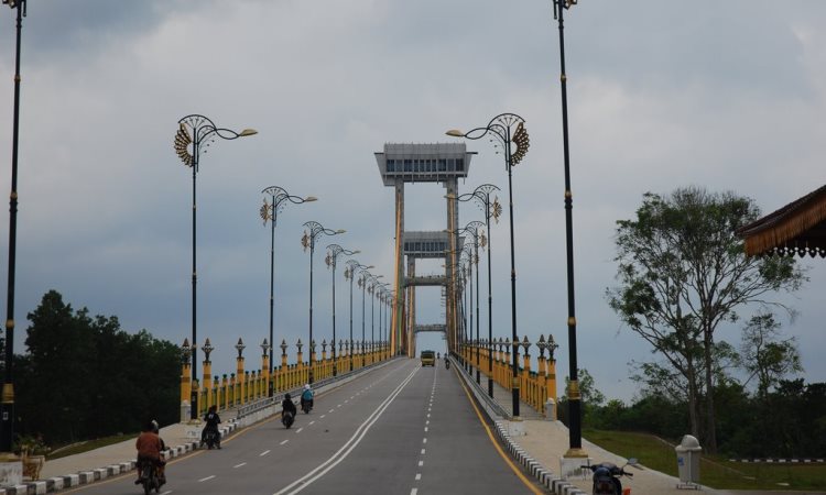 Jembatan Tengku Agung Syaifah Latifah, 1. Istana Siak Sri Indrapura, 2. Kapal Kato Kesultanan Siak, 3. Balai Kerapatan Adat Siak, 4. Komplek Makam Raja Siak, 5. Wisata Tangsi Belanda, 6. Air Mancur Zapin Menari, 7. Klenteng Hock Siu Kiong di Kampung Pecinan, 8. Kolam Hijau dan Makam Raja Kecik, 9. Taman Kota Siak Indrapura, 10. Jembatan Tengku Agung Syaifah Latifah, 11. Danau Alam Zamrud, 12. Turap Siak, 13. Masjid Raya Syahabudin, 14. Jembatan Teluk Masjid, 15. Jembatan Kupu – Kupu, 16. Alun – Alun Maharatu Center, 17. Tepian Bandar Sungai Jantan, 18. Queen Star Waterpark Siak, 19. Ekowisata Mangrove Mengkapan, 20. Masjid Sultan Syarif Hasyim, 21. Danau Lembah Sari