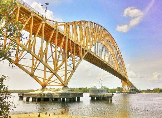 Jembatan Teluk Masjid, 1. Istana Siak Sri Indrapura, 2. Kapal Kato Kesultanan Siak, 3. Balai Kerapatan Adat Siak, 4. Komplek Makam Raja Siak, 5. Wisata Tangsi Belanda, 6. Air Mancur Zapin Menari, 7. Klenteng Hock Siu Kiong di Kampung Pecinan, 8. Kolam Hijau dan Makam Raja Kecik, 9. Taman Kota Siak Indrapura, 10. Jembatan Tengku Agung Syaifah Latifah, 11. Danau Alam Zamrud, 12. Turap Siak, 13. Masjid Raya Syahabudin, 14. Jembatan Teluk Masjid, 15. Jembatan Kupu – Kupu, 16. Alun – Alun Maharatu Center, 17. Tepian Bandar Sungai Jantan, 18. Queen Star Waterpark Siak, 19. Ekowisata Mangrove Mengkapan, 20. Masjid Sultan Syarif Hasyim, 21. Danau Lembah Sari