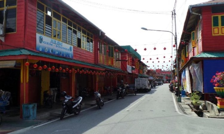 Kampung Pecinan via Detik, 1. Istana Siak Sri Indrapura, 2. Kapal Kato Kesultanan Siak, 3. Balai Kerapatan Adat Siak, 4. Komplek Makam Raja Siak, 5. Wisata Tangsi Belanda, 6. Air Mancur Zapin Menari, 7. Klenteng Hock Siu Kiong di Kampung Pecinan, 8. Kolam Hijau dan Makam Raja Kecik, 9. Taman Kota Siak Indrapura, 10. Jembatan Tengku Agung Syaifah Latifah, 11. Danau Alam Zamrud, 12. Turap Siak, 13. Masjid Raya Syahabudin, 14. Jembatan Teluk Masjid, 15. Jembatan Kupu – Kupu, 16. Alun – Alun Maharatu Center, 17. Tepian Bandar Sungai Jantan, 18. Queen Star Waterpark Siak, 19. Ekowisata Mangrove Mengkapan, 20. Masjid Sultan Syarif Hasyim, 21. Danau Lembah Sari