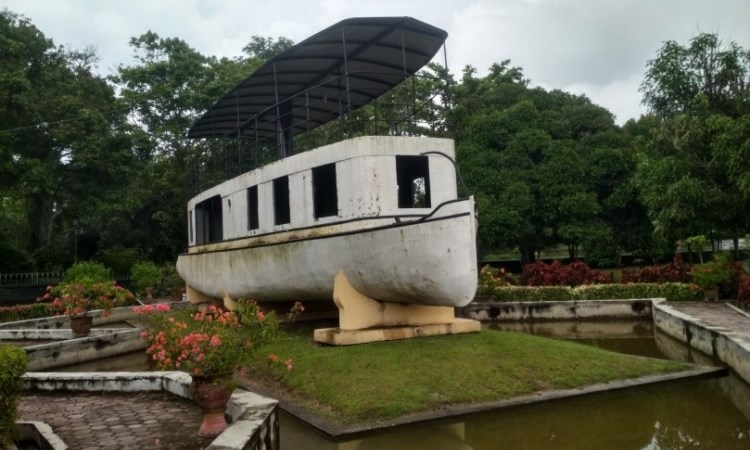 Kapal Kato Kesultanan Siak via Iaitfdumai, 1. Istana Siak Sri Indrapura, 2. Kapal Kato Kesultanan Siak, 3. Balai Kerapatan Adat Siak, 4. Komplek Makam Raja Siak, 5. Wisata Tangsi Belanda, 6. Air Mancur Zapin Menari, 7. Klenteng Hock Siu Kiong di Kampung Pecinan, 8. Kolam Hijau dan Makam Raja Kecik, 9. Taman Kota Siak Indrapura, 10. Jembatan Tengku Agung Syaifah Latifah, 11. Danau Alam Zamrud, 12. Turap Siak, 13. Masjid Raya Syahabudin, 14. Jembatan Teluk Masjid, 15. Jembatan Kupu – Kupu, 16. Alun – Alun Maharatu Center, 17. Tepian Bandar Sungai Jantan, 18. Queen Star Waterpark Siak, 19. Ekowisata Mangrove Mengkapan, 20. Masjid Sultan Syarif Hasyim, 21. Danau Lembah Sari