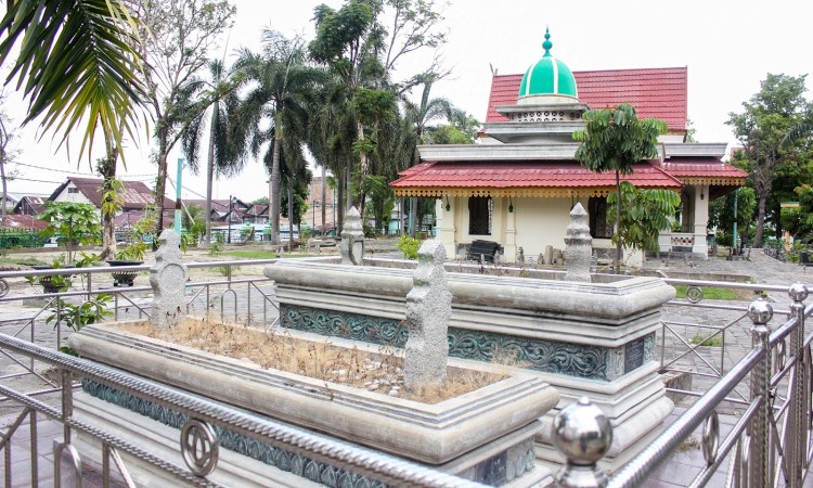 Komplek Makam Raja Siak via Pkuarea.blogspotcom, 1. Istana Siak Sri Indrapura, 2. Kapal Kato Kesultanan Siak, 3. Balai Kerapatan Adat Siak, 4. Komplek Makam Raja Siak, 5. Wisata Tangsi Belanda, 6. Air Mancur Zapin Menari, 7. Klenteng Hock Siu Kiong di Kampung Pecinan, 8. Kolam Hijau dan Makam Raja Kecik, 9. Taman Kota Siak Indrapura, 10. Jembatan Tengku Agung Syaifah Latifah, 11. Danau Alam Zamrud, 12. Turap Siak, 13. Masjid Raya Syahabudin, 14. Jembatan Teluk Masjid, 15. Jembatan Kupu – Kupu, 16. Alun – Alun Maharatu Center, 17. Tepian Bandar Sungai Jantan, 18. Queen Star Waterpark Siak, 19. Ekowisata Mangrove Mengkapan, 20. Masjid Sultan Syarif Hasyim, 21. Danau Lembah Sari