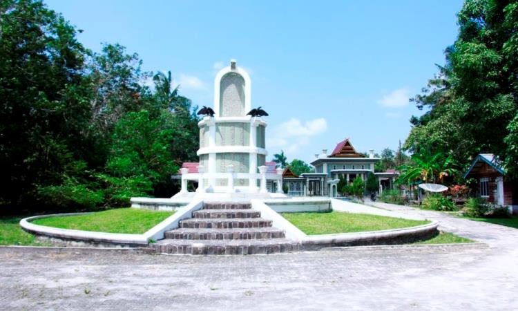 Kolam Hijau dan Makam Raja Kecik via Pesonasia, 1. Istana Siak Sri Indrapura, 2. Kapal Kato Kesultanan Siak, 3. Balai Kerapatan Adat Siak, 4. Komplek Makam Raja Siak, 5. Wisata Tangsi Belanda, 6. Air Mancur Zapin Menari, 7. Klenteng Hock Siu Kiong di Kampung Pecinan, 8. Kolam Hijau dan Makam Raja Kecik, 9. Taman Kota Siak Indrapura, 10. Jembatan Tengku Agung Syaifah Latifah, 11. Danau Alam Zamrud, 12. Turap Siak, 13. Masjid Raya Syahabudin, 14. Jembatan Teluk Masjid, 15. Jembatan Kupu – Kupu, 16. Alun – Alun Maharatu Center, 17. Tepian Bandar Sungai Jantan, 18. Queen Star Waterpark Siak, 19. Ekowisata Mangrove Mengkapan, 20. Masjid Sultan Syarif Hasyim, 21. Danau Lembah Sari