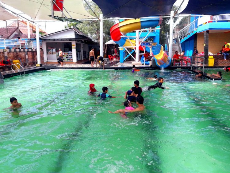 Kolam Renang Paragon Depok Foto by WAHYU RAT HARI WIBOWO, 1. Kolam Renang Paragon Depok, 2. Kolam Renang Tirta Ria, 3. Waterpark Ceria Depok, 4. Waterpark Tirta Sari, 5. Kolam Renang Griya Tugu Asri, 6. Aladin Depok Fantasi Waterpark, 7. Khodijah Muslimah Center, 8. Gema Pesona Country Club, 9. Kolam Renang Wisma Makara UI, 10. Kolam Renang Putri Duyung, 11. Kolam Renang Bumi Wiyata, 12. Aquatic Fantasy Telaga Golf, 13. Taman Wisata Pasir Putih, 14. Pondok Zidane