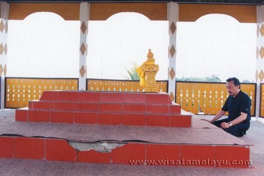 Makam Sultan Mahmud Syah 1 via Wisatamelayu, 1. Istana Sayap Pelalawan, 2. Danau Wisata Betung, 3. Danau Tajwid (Kajuit), 4. Ombak Bono, 5. Suaka Margasatwa Kerumutan, 6. Taman Publik Kreatif, 7. Taman Nasional Tesso Nilo, 8. Tugu Equator Pelalawan, 9. Makam Sultan Mahmud Syah 1, 10. Masjid Agung Pelalawan, 11. Tanjung Putus, 12. Masjid Agung Ulul Azmi, 13. Pantai Ogis, 14. Grand Waterpark Pangkalan Kerinci, 15. Pantai Kute Kerinci, 16. Air Panas Pangkalan Lesung