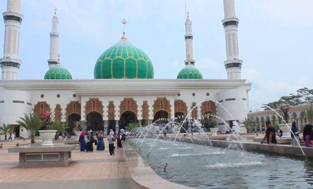 Masjid Agung Madani Islamic Center, 1. Objek Wisata Sawah Koto, 2. Destinasi Wisata Air Bendungan Sei Kepayang, 3. Istana Rokan, 4. Wisata Aek Martua, 5. Pemandian Air Panas Pawan, 6. Sungai Bungo, 7. Pemandian Hapanasan, 8. Sungai Rokan Kiri, 9. Cipogas, 10. Rumah Batu Serombou, 11. Masjid Agung Madani Islamic Center, 12. Taman Nasional Bukit Suligi, 13. Makam Raja – Raja Rambah, 14. Masjid Tua Konto Darussalam, 15. Museum Kupu – Kupu, 16. Batu Gajah, 17. Danau Sipogas, 18. Goa Huta Sikafir, 19. Benteng Tujuh Lapis