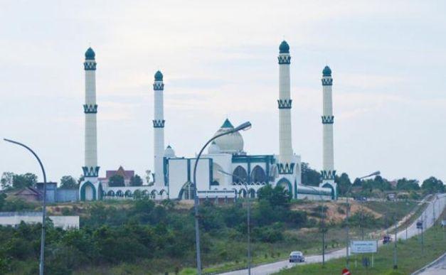 Masjid Agung Pelalawan, 1. Istana Sayap Pelalawan, 2. Danau Wisata Betung, 3. Danau Tajwid (Kajuit), 4. Ombak Bono, 5. Suaka Margasatwa Kerumutan, 6. Taman Publik Kreatif, 7. Taman Nasional Tesso Nilo, 8. Tugu Equator Pelalawan, 9. Makam Sultan Mahmud Syah 1, 10. Masjid Agung Pelalawan, 11. Tanjung Putus, 12. Masjid Agung Ulul Azmi, 13. Pantai Ogis, 14. Grand Waterpark Pangkalan Kerinci, 15. Pantai Kute Kerinci, 16. Air Panas Pangkalan Lesung