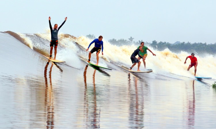 Ombak Bono via Okeline, 1. Istana Sayap Pelalawan, 2. Danau Wisata Betung, 3. Danau Tajwid (Kajuit), 4. Ombak Bono, 5. Suaka Margasatwa Kerumutan, 6. Taman Publik Kreatif, 7. Taman Nasional Tesso Nilo, 8. Tugu Equator Pelalawan, 9. Makam Sultan Mahmud Syah 1, 10. Masjid Agung Pelalawan, 11. Tanjung Putus, 12. Masjid Agung Ulul Azmi, 13. Pantai Ogis, 14. Grand Waterpark Pangkalan Kerinci, 15. Pantai Kute Kerinci, 16. Air Panas Pangkalan Lesung