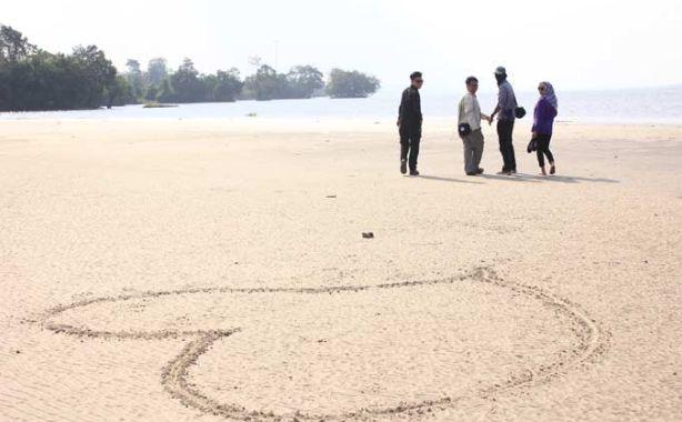 Pantai Ogis, 1. Istana Sayap Pelalawan, 2. Danau Wisata Betung, 3. Danau Tajwid (Kajuit), 4. Ombak Bono, 5. Suaka Margasatwa Kerumutan, 6. Taman Publik Kreatif, 7. Taman Nasional Tesso Nilo, 8. Tugu Equator Pelalawan, 9. Makam Sultan Mahmud Syah 1, 10. Masjid Agung Pelalawan, 11. Tanjung Putus, 12. Masjid Agung Ulul Azmi, 13. Pantai Ogis, 14. Grand Waterpark Pangkalan Kerinci, 15. Pantai Kute Kerinci, 16. Air Panas Pangkalan Lesung