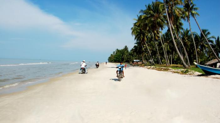 Pantai Rhupat Utara, 1. Pantai Selat Baru, 2. Lapangan Tugu Bengkalis, 3. Telaga Suri Perdana, 4. Taman Andam Dewi, 5. Hutan Lindung Bukit Batu, 6. Pulau Beting Aceh, 7. Duri Islamic Center &amp; Masjid Agung Istiqomah, 8. Lapangan Pasir Bengkalis, 9. Taman Laut Prapat Tunggal, 10. Pantai Tenggayun, 11. Pantai Tanjung Medang, 12. Mangrove Sebauk, 13. Pantai Lapin, 14. Pantai Sepahat, 15. Pantai Bestari, 16. Hutan Adat Kesumbo Ampai, 17. Taman Kera Sekodi, 18. Pantai Jangkang, 19. Pantai Teluk Rhu, 20. Pelabuhan Bandar Sri Laksamana Bengkalis, 21. Taman Batu Ampar, 22. Harationica Water Park, 23. Pantai Madani Pambang Pesisir, 24. Museum Sultan Syarif Kasim Parit Bangkong, 25. Wisata Desa Balai Pungut, 26. Tasik Putri Pepuyu, 27. Pantai Rhupat Utara, 28. Rumah Adat Melayu Bengkalis, 29. Taman Pelatihan Gajah Bukit Batu, 30. Pantai Marina, 31. Makam Datuk Laksamana Raja Dilaut