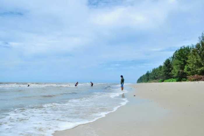 Pantai Teluk Rhu via Hallo Riau, 1. Pantai Selat Baru, 2. Lapangan Tugu Bengkalis, 3. Telaga Suri Perdana, 4. Taman Andam Dewi, 5. Hutan Lindung Bukit Batu, 6. Pulau Beting Aceh, 7. Duri Islamic Center &amp; Masjid Agung Istiqomah, 8. Lapangan Pasir Bengkalis, 9. Taman Laut Prapat Tunggal, 10. Pantai Tenggayun, 11. Pantai Tanjung Medang, 12. Mangrove Sebauk, 13. Pantai Lapin, 14. Pantai Sepahat, 15. Pantai Bestari, 16. Hutan Adat Kesumbo Ampai, 17. Taman Kera Sekodi, 18. Pantai Jangkang, 19. Pantai Teluk Rhu, 20. Pelabuhan Bandar Sri Laksamana Bengkalis, 21. Taman Batu Ampar, 22. Harationica Water Park, 23. Pantai Madani Pambang Pesisir, 24. Museum Sultan Syarif Kasim Parit Bangkong, 25. Wisata Desa Balai Pungut, 26. Tasik Putri Pepuyu, 27. Pantai Rhupat Utara, 28. Rumah Adat Melayu Bengkalis, 29. Taman Pelatihan Gajah Bukit Batu, 30. Pantai Marina, 31. Makam Datuk Laksamana Raja Dilaut
