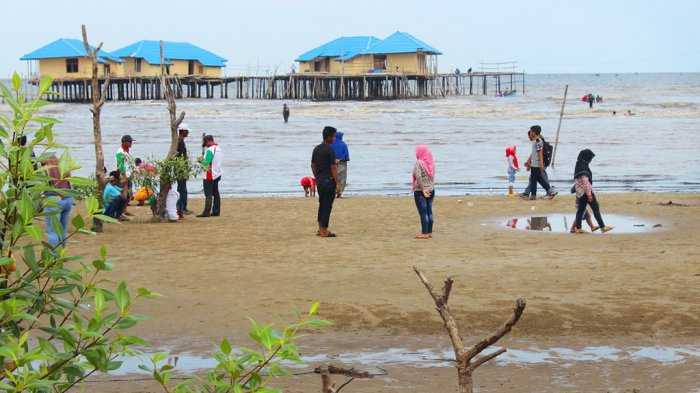 Pantai Tenggayun via Tribunnews, 1. Pantai Selat Baru, 2. Lapangan Tugu Bengkalis, 3. Telaga Suri Perdana, 4. Taman Andam Dewi, 5. Hutan Lindung Bukit Batu, 6. Pulau Beting Aceh, 7. Duri Islamic Center &amp; Masjid Agung Istiqomah, 8. Lapangan Pasir Bengkalis, 9. Taman Laut Prapat Tunggal, 10. Pantai Tenggayun, 11. Pantai Tanjung Medang, 12. Mangrove Sebauk, 13. Pantai Lapin, 14. Pantai Sepahat, 15. Pantai Bestari, 16. Hutan Adat Kesumbo Ampai, 17. Taman Kera Sekodi, 18. Pantai Jangkang, 19. Pantai Teluk Rhu, 20. Pelabuhan Bandar Sri Laksamana Bengkalis, 21. Taman Batu Ampar, 22. Harationica Water Park, 23. Pantai Madani Pambang Pesisir, 24. Museum Sultan Syarif Kasim Parit Bangkong, 25. Wisata Desa Balai Pungut, 26. Tasik Putri Pepuyu, 27. Pantai Rhupat Utara, 28. Rumah Adat Melayu Bengkalis, 29. Taman Pelatihan Gajah Bukit Batu, 30. Pantai Marina, 31. Makam Datuk Laksamana Raja Dilaut