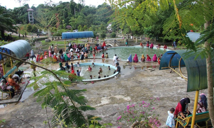 Pemandian Hapanasan - Tempat Wisata Di Rokan Hulu, 1. Objek Wisata Sawah Koto, 2. Destinasi Wisata Air Bendungan Sei Kepayang, 3. Istana Rokan, 4. Wisata Aek Martua, 5. Pemandian Air Panas Pawan, 6. Sungai Bungo, 7. Pemandian Hapanasan, 8. Sungai Rokan Kiri, 9. Cipogas, 10. Rumah Batu Serombou, 11. Masjid Agung Madani Islamic Center, 12. Taman Nasional Bukit Suligi, 13. Makam Raja – Raja Rambah, 14. Masjid Tua Konto Darussalam, 15. Museum Kupu – Kupu, 16. Batu Gajah, 17. Danau Sipogas, 18. Goa Huta Sikafir, 19. Benteng Tujuh Lapis