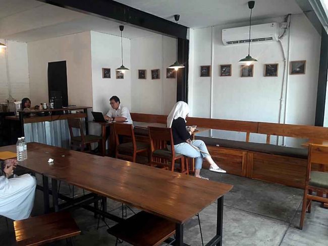 Pikul Coffee &amp; Roastery, 1. Filosofi Kopi Melawai, 2. Anomali Coffee, 3. Bangi Kopi Pasar Minggu, 4. Walking Drums, 5. Dua Coffee, 6. First Crack Coffee, 7. Pison Jakarta, 8. Kopikalyan Wijaya, 9. One Fifteenth Coffee, 10. Crematology, 11. St.Ali Coffee, 12. kopimanyar, 13. Six Ounces Coffee Panglima Polim, 14. Fillmore Coffee, 15. Fakultas Kopi, 16. Trafique Coffee, 17. Wisangkopi, 18. Blumchen Coffee, 19. Sinou kaffee Hausen, 20. Rubiaceae Artisan Coffee, 21. Goni Coffee, 22. Domadona Coffee, 23. Pikul Coffee &amp; Roastery, 24. Woodpecker Coffee, 25. Twenty Fifth Coffee, 26. Monochrome Coffee Roastery
