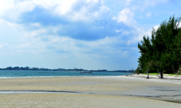 Pulau Beting Aceh via ksmtour, 1. Pantai Selat Baru, 2. Lapangan Tugu Bengkalis, 3. Telaga Suri Perdana, 4. Taman Andam Dewi, 5. Hutan Lindung Bukit Batu, 6. Pulau Beting Aceh, 7. Duri Islamic Center &amp; Masjid Agung Istiqomah, 8. Lapangan Pasir Bengkalis, 9. Taman Laut Prapat Tunggal, 10. Pantai Tenggayun, 11. Pantai Tanjung Medang, 12. Mangrove Sebauk, 13. Pantai Lapin, 14. Pantai Sepahat, 15. Pantai Bestari, 16. Hutan Adat Kesumbo Ampai, 17. Taman Kera Sekodi, 18. Pantai Jangkang, 19. Pantai Teluk Rhu, 20. Pelabuhan Bandar Sri Laksamana Bengkalis, 21. Taman Batu Ampar, 22. Harationica Water Park, 23. Pantai Madani Pambang Pesisir, 24. Museum Sultan Syarif Kasim Parit Bangkong, 25. Wisata Desa Balai Pungut, 26. Tasik Putri Pepuyu, 27. Pantai Rhupat Utara, 28. Rumah Adat Melayu Bengkalis, 29. Taman Pelatihan Gajah Bukit Batu, 30. Pantai Marina, 31. Makam Datuk Laksamana Raja Dilaut