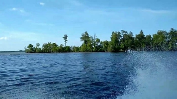 Pulau Dedap Durhaka via @indoholidayguide, 1. Danau Pulau Padang, 2. Tasik Air Putih, 3. Tasik Nambus, 4. Tasik Putri Pepuyu, 5. Pantai Ceria, 6. Pantai Dorak, 7. Pantai Motong, 8. Pulau Dedap Durhaka, 9. Kelenteng Hoo Ann Kiong, 10. Festival Sungai Bokor, Pulau Rangsang, 11. Pantai Beting Beras, 12. Wisata Hutan Mangrove Di Pantai Impian, 13. Ekowisata Mangrove Desa Banglas, 14. Desa Tanah Merah Pulau Rangsang, 15. Kolam Telaga Bening Selat Panjang
