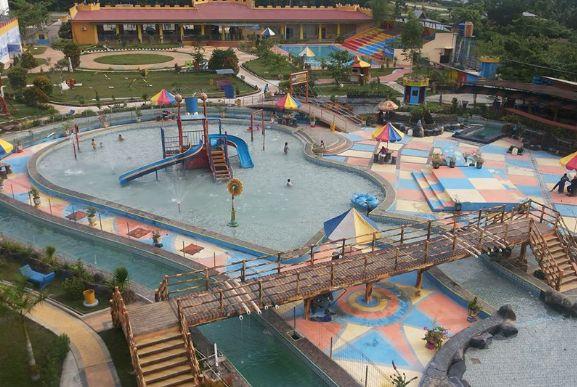 Queen Star Waterpark Siak, 1. Istana Siak Sri Indrapura, 2. Kapal Kato Kesultanan Siak, 3. Balai Kerapatan Adat Siak, 4. Komplek Makam Raja Siak, 5. Wisata Tangsi Belanda, 6. Air Mancur Zapin Menari, 7. Klenteng Hock Siu Kiong di Kampung Pecinan, 8. Kolam Hijau dan Makam Raja Kecik, 9. Taman Kota Siak Indrapura, 10. Jembatan Tengku Agung Syaifah Latifah, 11. Danau Alam Zamrud, 12. Turap Siak, 13. Masjid Raya Syahabudin, 14. Jembatan Teluk Masjid, 15. Jembatan Kupu – Kupu, 16. Alun – Alun Maharatu Center, 17. Tepian Bandar Sungai Jantan, 18. Queen Star Waterpark Siak, 19. Ekowisata Mangrove Mengkapan, 20. Masjid Sultan Syarif Hasyim, 21. Danau Lembah Sari