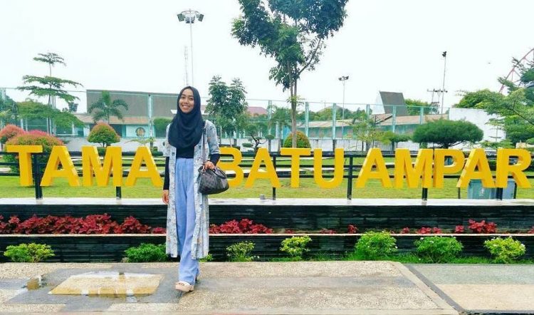 Taman Batu Ampar via IG @sofiakomalaa, 1. Pantai Selat Baru, 2. Lapangan Tugu Bengkalis, 3. Telaga Suri Perdana, 4. Taman Andam Dewi, 5. Hutan Lindung Bukit Batu, 6. Pulau Beting Aceh, 7. Duri Islamic Center &amp; Masjid Agung Istiqomah, 8. Lapangan Pasir Bengkalis, 9. Taman Laut Prapat Tunggal, 10. Pantai Tenggayun, 11. Pantai Tanjung Medang, 12. Mangrove Sebauk, 13. Pantai Lapin, 14. Pantai Sepahat, 15. Pantai Bestari, 16. Hutan Adat Kesumbo Ampai, 17. Taman Kera Sekodi, 18. Pantai Jangkang, 19. Pantai Teluk Rhu, 20. Pelabuhan Bandar Sri Laksamana Bengkalis, 21. Taman Batu Ampar, 22. Harationica Water Park, 23. Pantai Madani Pambang Pesisir, 24. Museum Sultan Syarif Kasim Parit Bangkong, 25. Wisata Desa Balai Pungut, 26. Tasik Putri Pepuyu, 27. Pantai Rhupat Utara, 28. Rumah Adat Melayu Bengkalis, 29. Taman Pelatihan Gajah Bukit Batu, 30. Pantai Marina, 31. Makam Datuk Laksamana Raja Dilaut