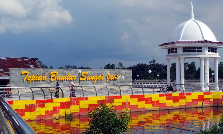 Taman Kota Siak Indrapura via Detik, 1. Istana Siak Sri Indrapura, 2. Kapal Kato Kesultanan Siak, 3. Balai Kerapatan Adat Siak, 4. Komplek Makam Raja Siak, 5. Wisata Tangsi Belanda, 6. Air Mancur Zapin Menari, 7. Klenteng Hock Siu Kiong di Kampung Pecinan, 8. Kolam Hijau dan Makam Raja Kecik, 9. Taman Kota Siak Indrapura, 10. Jembatan Tengku Agung Syaifah Latifah, 11. Danau Alam Zamrud, 12. Turap Siak, 13. Masjid Raya Syahabudin, 14. Jembatan Teluk Masjid, 15. Jembatan Kupu – Kupu, 16. Alun – Alun Maharatu Center, 17. Tepian Bandar Sungai Jantan, 18. Queen Star Waterpark Siak, 19. Ekowisata Mangrove Mengkapan, 20. Masjid Sultan Syarif Hasyim, 21. Danau Lembah Sari