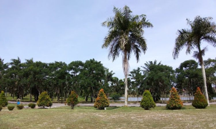 Taman Telaga Tirta Patra via Google Maps Rahmada Maulana, 1. Pantai Purnama, 2. Kampung Teratai, 3. Pantai Medang Kampai, 4. Pantai Teluk Makmur, 5. Pesanggrahan Putri Tujuh, 6. Pelabuhan TPI Purnama, 7. Hutan Wisata Dumai, 8. Hutan Mangrove, 9. Danau Bunga Tujuh, 10. Pantai Pulai Bungkuk Indah, 11. Masjid Raya Al-Manan, 12. Taman Telaga Tirta Patra, 13. Pantai Marina Indah Pulak, 14. Pantai Koneng, 15. Goa Pelintung, 16. Tapak Harimau Sakti, 17. Tugu Lancang Kuning, 18. Taman Putri Zara, 19. Taman Bukit Gelanggang, 20. Resto Rumah Pohon Miaki, 21. Pantai Panorama Puak Dumai, 22. Taman Mina Patra, 23. Bandar Bakau Dumai, 24. Pantai Captain Elwin, 25. Pantai Wisata Bahtera Alam Guntung, 26. Pantai Akasia Indah Guntung, 27. Pantai Legenda