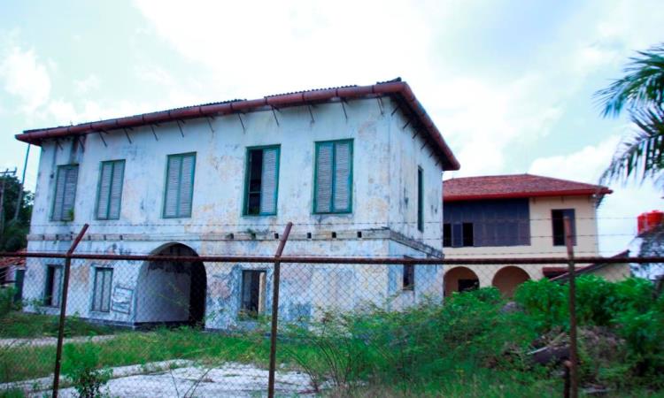 Tangsi Belanda Siak via Pesonasiak, 1. Istana Siak Sri Indrapura, 2. Kapal Kato Kesultanan Siak, 3. Balai Kerapatan Adat Siak, 4. Komplek Makam Raja Siak, 5. Wisata Tangsi Belanda, 6. Air Mancur Zapin Menari, 7. Klenteng Hock Siu Kiong di Kampung Pecinan, 8. Kolam Hijau dan Makam Raja Kecik, 9. Taman Kota Siak Indrapura, 10. Jembatan Tengku Agung Syaifah Latifah, 11. Danau Alam Zamrud, 12. Turap Siak, 13. Masjid Raya Syahabudin, 14. Jembatan Teluk Masjid, 15. Jembatan Kupu – Kupu, 16. Alun – Alun Maharatu Center, 17. Tepian Bandar Sungai Jantan, 18. Queen Star Waterpark Siak, 19. Ekowisata Mangrove Mengkapan, 20. Masjid Sultan Syarif Hasyim, 21. Danau Lembah Sari