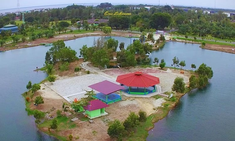 Telaga Suri Perdana via tumblr, 1. Pantai Selat Baru, 2. Lapangan Tugu Bengkalis, 3. Telaga Suri Perdana, 4. Taman Andam Dewi, 5. Hutan Lindung Bukit Batu, 6. Pulau Beting Aceh, 7. Duri Islamic Center &amp; Masjid Agung Istiqomah, 8. Lapangan Pasir Bengkalis, 9. Taman Laut Prapat Tunggal, 10. Pantai Tenggayun, 11. Pantai Tanjung Medang, 12. Mangrove Sebauk, 13. Pantai Lapin, 14. Pantai Sepahat, 15. Pantai Bestari, 16. Hutan Adat Kesumbo Ampai, 17. Taman Kera Sekodi, 18. Pantai Jangkang, 19. Pantai Teluk Rhu, 20. Pelabuhan Bandar Sri Laksamana Bengkalis, 21. Taman Batu Ampar, 22. Harationica Water Park, 23. Pantai Madani Pambang Pesisir, 24. Museum Sultan Syarif Kasim Parit Bangkong, 25. Wisata Desa Balai Pungut, 26. Tasik Putri Pepuyu, 27. Pantai Rhupat Utara, 28. Rumah Adat Melayu Bengkalis, 29. Taman Pelatihan Gajah Bukit Batu, 30. Pantai Marina, 31. Makam Datuk Laksamana Raja Dilaut