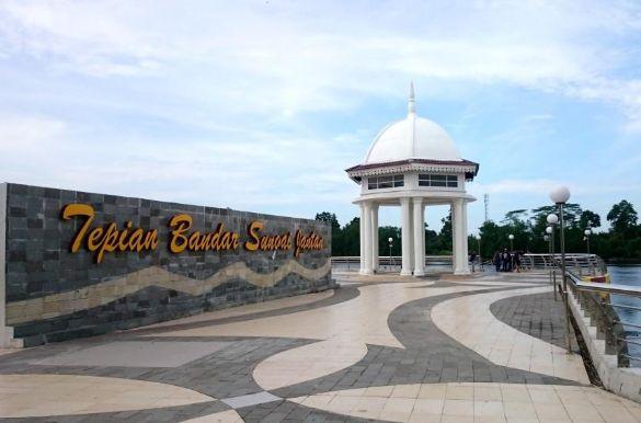 Tepian Bandar Sungai Jantan, 1. Istana Siak Sri Indrapura, 2. Kapal Kato Kesultanan Siak, 3. Balai Kerapatan Adat Siak, 4. Komplek Makam Raja Siak, 5. Wisata Tangsi Belanda, 6. Air Mancur Zapin Menari, 7. Klenteng Hock Siu Kiong di Kampung Pecinan, 8. Kolam Hijau dan Makam Raja Kecik, 9. Taman Kota Siak Indrapura, 10. Jembatan Tengku Agung Syaifah Latifah, 11. Danau Alam Zamrud, 12. Turap Siak, 13. Masjid Raya Syahabudin, 14. Jembatan Teluk Masjid, 15. Jembatan Kupu – Kupu, 16. Alun – Alun Maharatu Center, 17. Tepian Bandar Sungai Jantan, 18. Queen Star Waterpark Siak, 19. Ekowisata Mangrove Mengkapan, 20. Masjid Sultan Syarif Hasyim, 21. Danau Lembah Sari