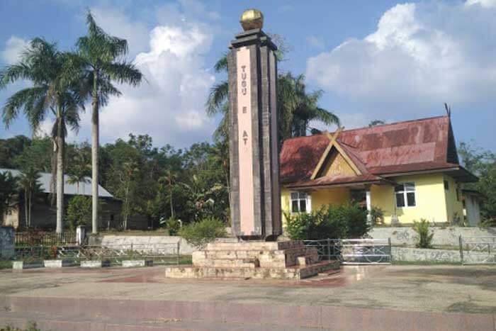Tugu Equator Pelalawan via Didiardiansyah, 1. Istana Sayap Pelalawan, 2. Danau Wisata Betung, 3. Danau Tajwid (Kajuit), 4. Ombak Bono, 5. Suaka Margasatwa Kerumutan, 6. Taman Publik Kreatif, 7. Taman Nasional Tesso Nilo, 8. Tugu Equator Pelalawan, 9. Makam Sultan Mahmud Syah 1, 10. Masjid Agung Pelalawan, 11. Tanjung Putus, 12. Masjid Agung Ulul Azmi, 13. Pantai Ogis, 14. Grand Waterpark Pangkalan Kerinci, 15. Pantai Kute Kerinci, 16. Air Panas Pangkalan Lesung