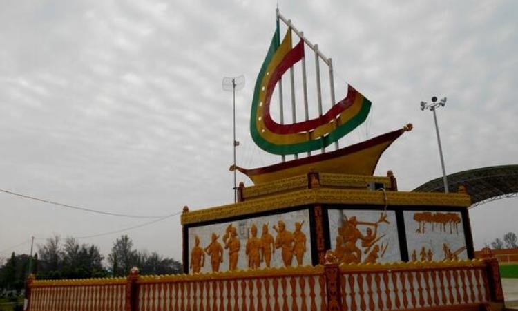 Tugu Lancang Kuning via Twitter @dumailamaa, 1. Pantai Purnama, 2. Kampung Teratai, 3. Pantai Medang Kampai, 4. Pantai Teluk Makmur, 5. Pesanggrahan Putri Tujuh, 6. Pelabuhan TPI Purnama, 7. Hutan Wisata Dumai, 8. Hutan Mangrove, 9. Danau Bunga Tujuh, 10. Pantai Pulai Bungkuk Indah, 11. Masjid Raya Al-Manan, 12. Taman Telaga Tirta Patra, 13. Pantai Marina Indah Pulak, 14. Pantai Koneng, 15. Goa Pelintung, 16. Tapak Harimau Sakti, 17. Tugu Lancang Kuning, 18. Taman Putri Zara, 19. Taman Bukit Gelanggang, 20. Resto Rumah Pohon Miaki, 21. Pantai Panorama Puak Dumai, 22. Taman Mina Patra, 23. Bandar Bakau Dumai, 24. Pantai Captain Elwin, 25. Pantai Wisata Bahtera Alam Guntung, 26. Pantai Akasia Indah Guntung, 27. Pantai Legenda