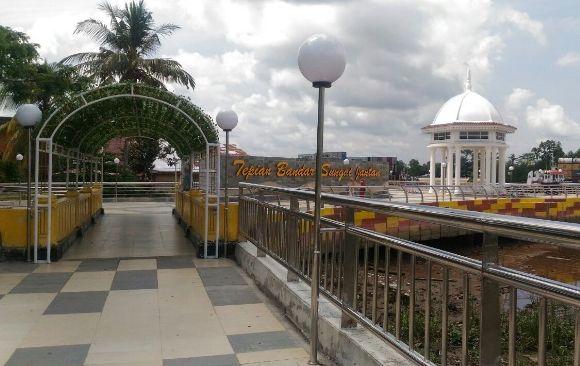 Turap Siak, 1. Istana Siak Sri Indrapura, 2. Kapal Kato Kesultanan Siak, 3. Balai Kerapatan Adat Siak, 4. Komplek Makam Raja Siak, 5. Wisata Tangsi Belanda, 6. Air Mancur Zapin Menari, 7. Klenteng Hock Siu Kiong di Kampung Pecinan, 8. Kolam Hijau dan Makam Raja Kecik, 9. Taman Kota Siak Indrapura, 10. Jembatan Tengku Agung Syaifah Latifah, 11. Danau Alam Zamrud, 12. Turap Siak, 13. Masjid Raya Syahabudin, 14. Jembatan Teluk Masjid, 15. Jembatan Kupu – Kupu, 16. Alun – Alun Maharatu Center, 17. Tepian Bandar Sungai Jantan, 18. Queen Star Waterpark Siak, 19. Ekowisata Mangrove Mengkapan, 20. Masjid Sultan Syarif Hasyim, 21. Danau Lembah Sari