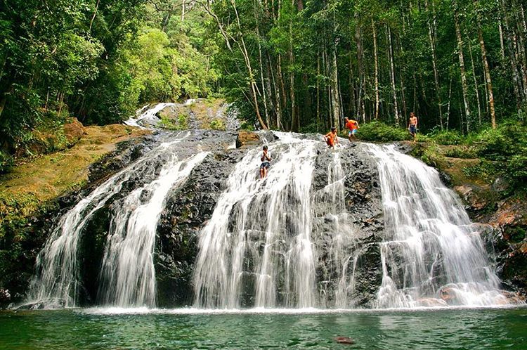Air Terjun Resun, 1. Pulau Duyung, 2. Pulau Lalang, 3. Istana Damnah, 4. Pulau Penaah, 5. Pulau Berhala, 6. Pulau Dungun, 7. Gunung Daik, 8. Pulau Benan, 9. Air Terjun Makunggal, 10. Air Terjun Resun, 11. Museum Linggam Cahaya, 12. Benteng Bukit Cening, 13. Pantai Batu Berdaun