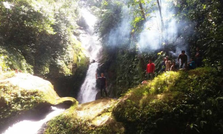 Air Terjun Tujuh Tingkat via Indopos, 1. Taman Nasional Bukit Duabelas, 2. Wisata Bukit Tembulun, 3. Air Terjun Tujuh Tingkat, 4. Air Terjun Batu Empang, 5. Bukit Tempurung Garden, 6. Gua Culau Petak, 7. Dam Jernih dan Air Terjun Talun Dua, 8. Wisata Air Di Batang Asai, 9. Danau Biru, 10. Jembatan Beatrix, 11. Taman Tepian Cik Minah, 12. Bukit Suban Spi, 13. Bukit Bulan, 14. Air Terjun Narso, 15. Danau Kaco, 16. Bukit Temukan, 17. ABC Waterpark, 18. Bukit Seruling, 19. Wisata Sungai Batu Putih, 20. Air Terjun Seluro, 21. Kali Anyep