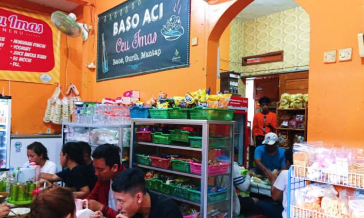 Baso Aci Ceu Imas via Kumparan, 1. Rumah Makan Khas Sunda Cibiuk, 2. Pujasega Bale Tingtrim, 3. Rumah Makan Kampung Muara Sudah, 4. Liwet asep stroberi tarogong, 5. Pasar Ceplak, 6. Ramen Gorilla, 7. Racik Desa, 8. Sate Maranggi Pa’ Nur, 9. Rumah Makan Megawati, 10. Baso Aci Ceu Imas, 11. Mie Bakso Parahyangan, 12. Rumah Makan Lumbung Padi Garut, 13. Rumah Makan Dua Saudara, 14. Domba House Lasminingrat, 15. Warung Bambu garut, 16. Saung Pananjung, 17. Asstro Cimaragas, 18. Rumah Makan Khas Sunda M. Iki, 19. Rumah Makan Leila, 20. RM Sari Cobek Cangkuang, 21. Es Goyobod Alun Alun, 22. Bakso Mang Ano, 23. Cargo Kitchen & Lounge, 24. Lesehan Alam Sari, 25. Soto Ayam Kampung “NONOY”