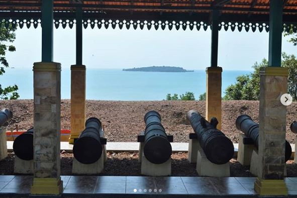 Benteng Bukit Cening via IG @dewantodewa, 1. Pulau Duyung, 2. Pulau Lalang, 3. Istana Damnah, 4. Pulau Penaah, 5. Pulau Berhala, 6. Pulau Dungun, 7. Gunung Daik, 8. Pulau Benan, 9. Air Terjun Makunggal, 10. Air Terjun Resun, 11. Museum Linggam Cahaya, 12. Benteng Bukit Cening, 13. Pantai Batu Berdaun
