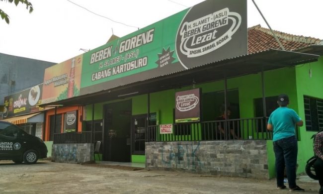Bebek Goreng H Slamet via Business Site, 1. Sate Buntel Bu Bejo Nikmatnya Tiada Tara, 2. Mantapnya Tengkleng Klewer Bu Edi, 3. Timlo Sastro Mantapnya Legendaris, 4. Selat Mbak Lies yang Sehat dan Nikmat, 5. Manis dan Legit Serabi Notosuman, 6. Tahok Pak Citro yang Yummie Banget, 7. Sate Kere Yu Rebi, 8. Segarnya Es Dawet Telasih Bu Dermi, 9. Brambang Asem Yu Sum, 10. Gudeg Gudeg Margoyudan BU KASNO, 11. Bebek Goreng H Slamet, 12. Warung Gongso Pusat, 13. Rumah Makan Oh La Vita, 14. OW Omah Wedangan, 15. Rumah Makan Dapur Solo, 16. Mang Engking Solo, 17. Rumah Makan Nini Thowong, 18. Rumah Makan Adem Ayem, 19. Tiga Tjeret Cafe Solo, 20. Menu Sate Kambing Mbok Galak solo, 21. Nasi Liwet Bu Wongso Lemu Solo, 22. Galabo Solo, 23. Ayam Bakar “Ojo Gelo”, 24. Bakso Alex, 25. Warung Gmah Ripah, 26. Wedangan Bung Klithik, 27. Mom Milk, 28. EAternity, 29. Kawasan Taman Sriwedari, 30. Daegu Korean Grill, 31. Niagara Sushi, 32. Bale Padi Resto, 33. Diamond Cafe, 34. Seafood Pak Petruk, 35. Sate Buntel Tambak Segaran, 36. Pasar Malam Ngarsopuro, 37. Selat Viens Solo, 38. Soto Gading, 39. Sambel Tumpang Bu Kis, 40. Tahu Kupat Solihin, 41. Bakso Kadipolo, 42. Tahu Kupat Pak Gombloh