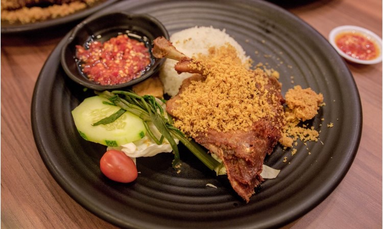 Bebek dan Ayam Goreng Pak Ndut, 1. Rumah Makan Khas Sunda Cibiuk, 2. Bebek Kaleyo, 3. Sindang Reret Restaurant, 4. Mie XP, 5. Restoran &amp; Pemancingan Mang Ajo, 6. Restaurant Lebak Sari Indah, 7. Rumah Makan Indo Alam Sari, 8. Pepes Walahar H. Dirja, 9. SHSD Sambel Hejo Sambel Dadak, 10. Ayam Bakar Celup Mang Rojak, 11. Restoran Alam Ceria, 12. Soto Tangkar Nang Nean, 13. Rumah Makan Pawon Sae, 14. Telaga Traditional Resto, 15. Rumah Makan Soto Gempol Karawang, 16. Ratu Penyet, 17. Seafood Kiloan Ala Teh Empop, 18. RAJA SORABI HIJAU, 19. Bebek dan Ayam Goreng Pak Ndut, 20. Rumah makan saung kabogoh, 21. RM Dukuh, 22. RM. Waroeng Desa, 23. Restoran Ratu Galuh Seafood, 24. Ayam Bakar Taliwang HSA (Tutup), 25. Inaho Japanese Restaurant, 26. Sambal Toelman, 27. Hai Wang Chinese, 28. Tahu Bumbu Sari Rasa, 29. Gabus Pucung Ala Warung Mandiri